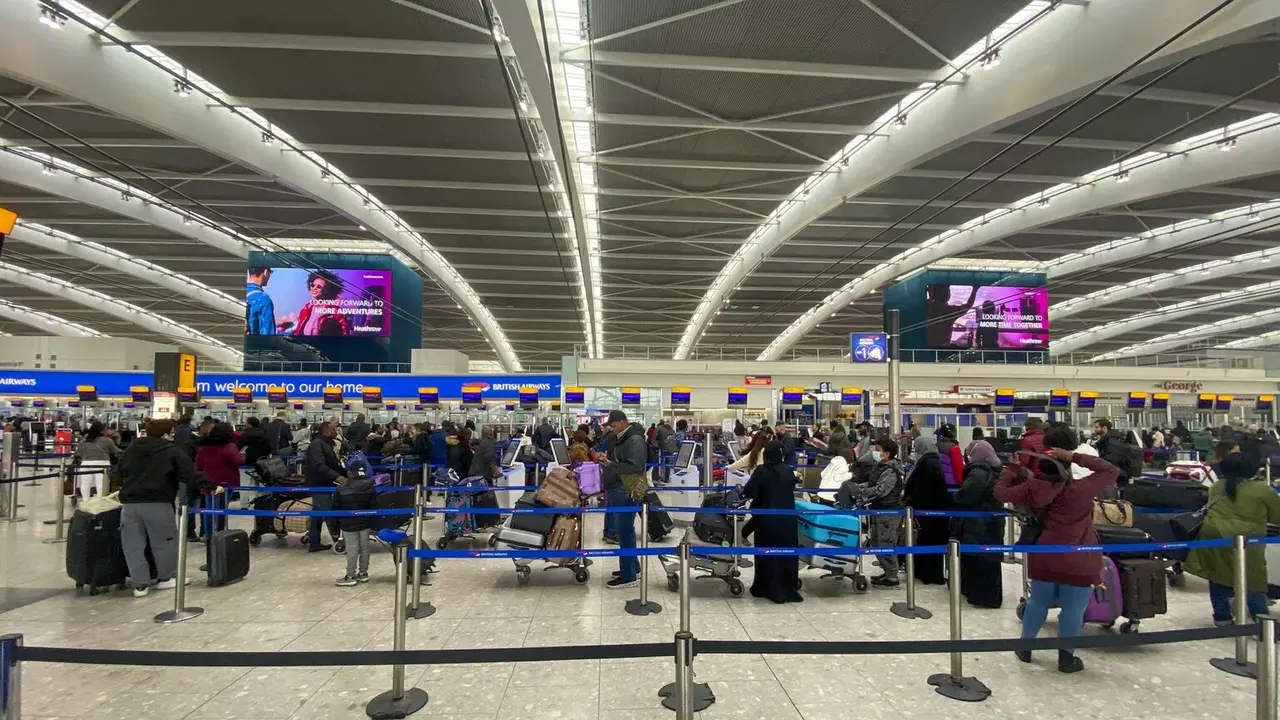 Viajeros haciendo cola para facturar en la Terminal 5 del Aeropuerto de Heathrow en Londres / Steve Parsons-PA Wire-dpa