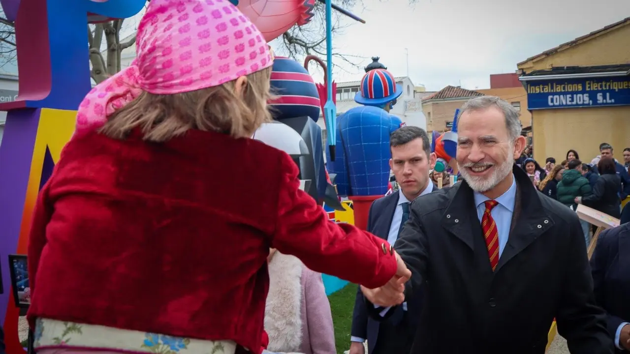 Felipe VI durante una visita sorpresa a las fallas de Torrent