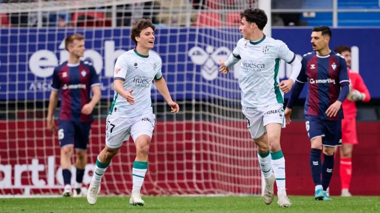 Willy y Ojeda celebran el gol de la SD Huesca ante la SD Eibar / LaLiga