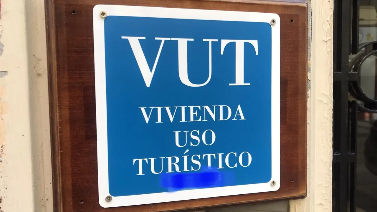 Cartel de Vivienda de Uso Tur&iacute;stico (VUT) / EP