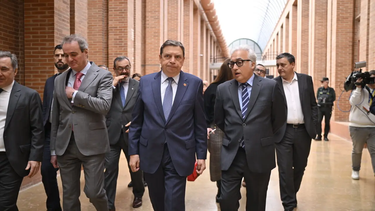 El ministro de Agricultura, Luis Planas, y el consejero de Agricultura de Arag&oacute;n, Javier Rinc&oacute;n