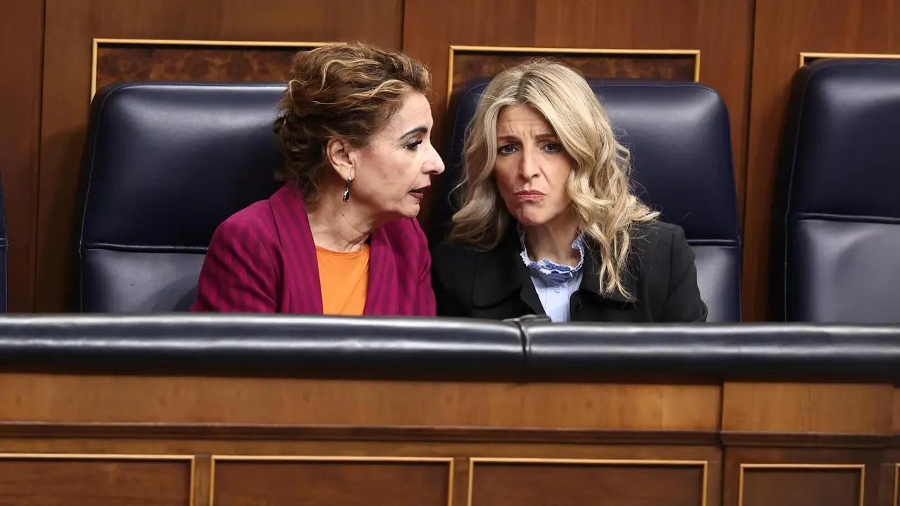 La vicepresidenta primera y ministra de Hacienda, la socialista Mar&iacute;a Jes&uacute;s Montero (i) y la vicepresidenta segunda y titular de Trabajo, Yolanda D&iacute;az , de Sumar, en una sesi&oacute;n plenaria. / EP