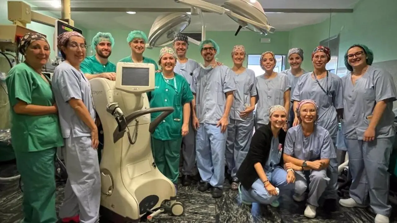 El equipo que realiz&oacute; la intervenci&oacute;n con Radioterapia Intraoperatoria. / GOBIERNO DE ARAG&Oacute;N