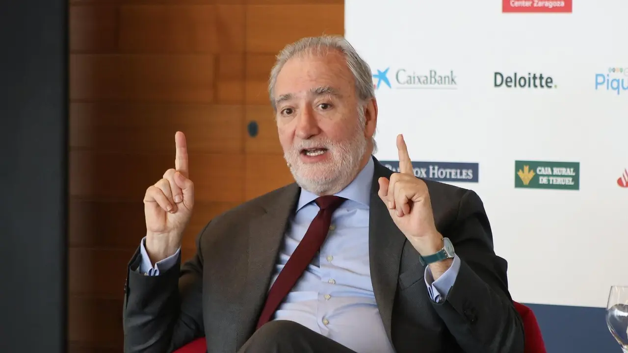 El catedr&aacute;tico y experto en relaciones internacionales Jos&eacute; Mar&iacute;a Beneyto, en el Foro ADEA, en Zaragoza. / ADEA