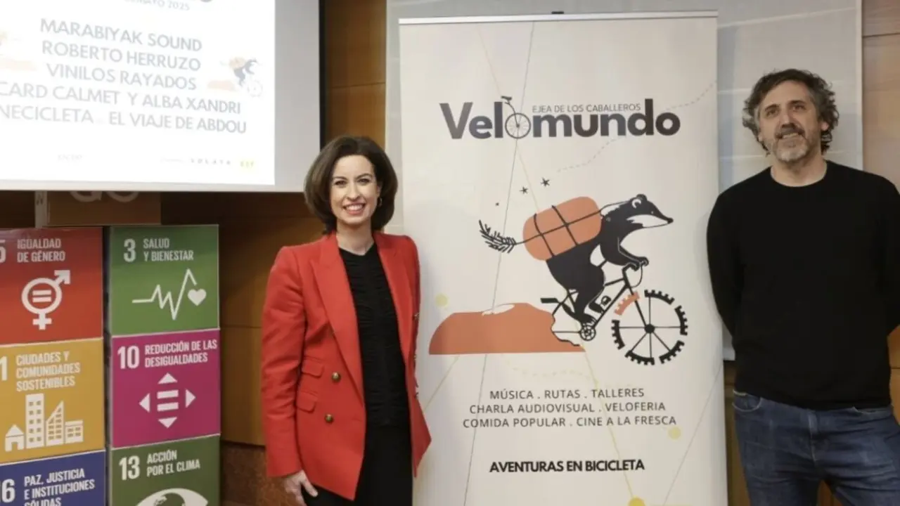 Teresa Ladrero, alcaldesa de Ejea, y V&iacute;ctor Dom&iacute;nguez, miembro de la Asociaci&oacute;n OCRE, en la presentaci&oacute;n de Velomundo 2025. / DPZ