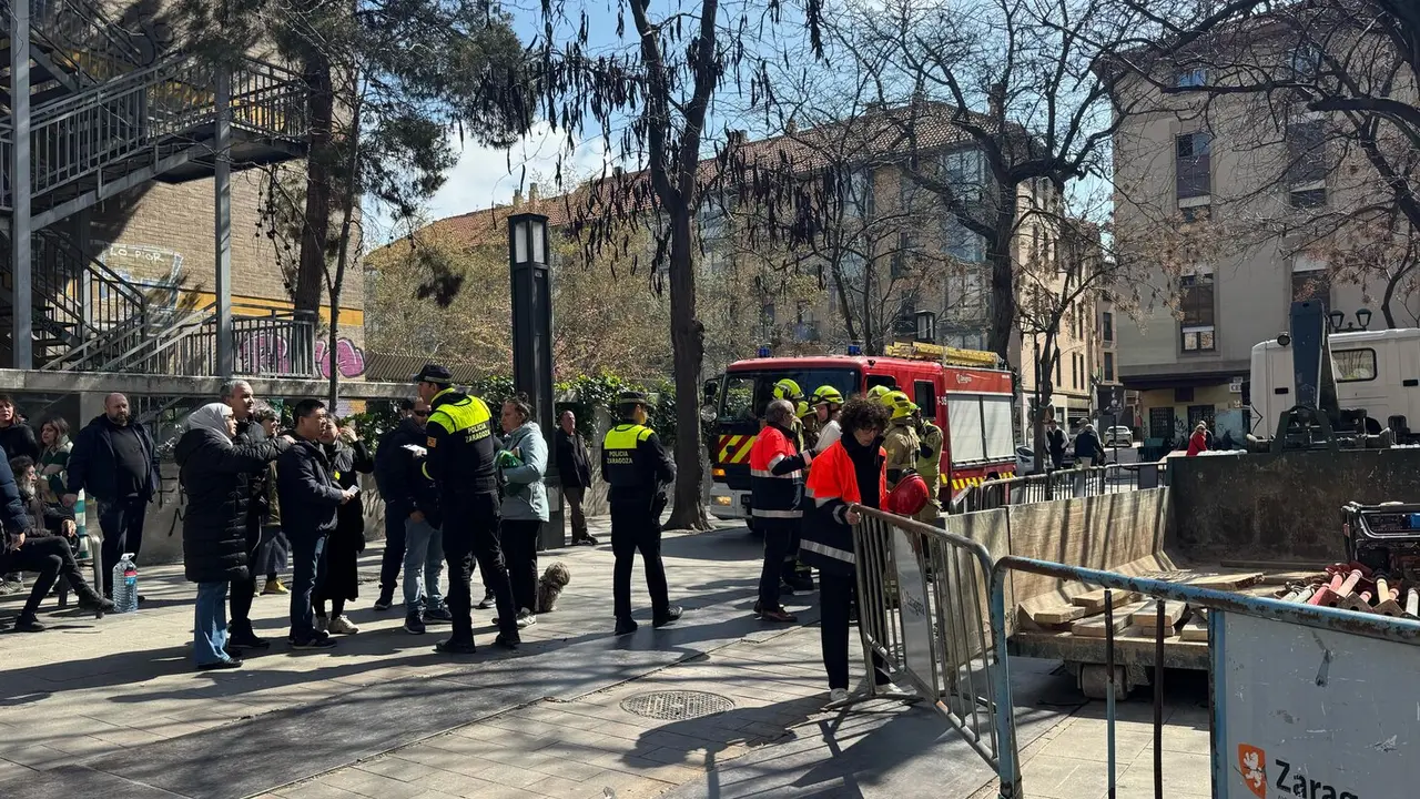 Trabajos en el edificio desalojado. / AZ