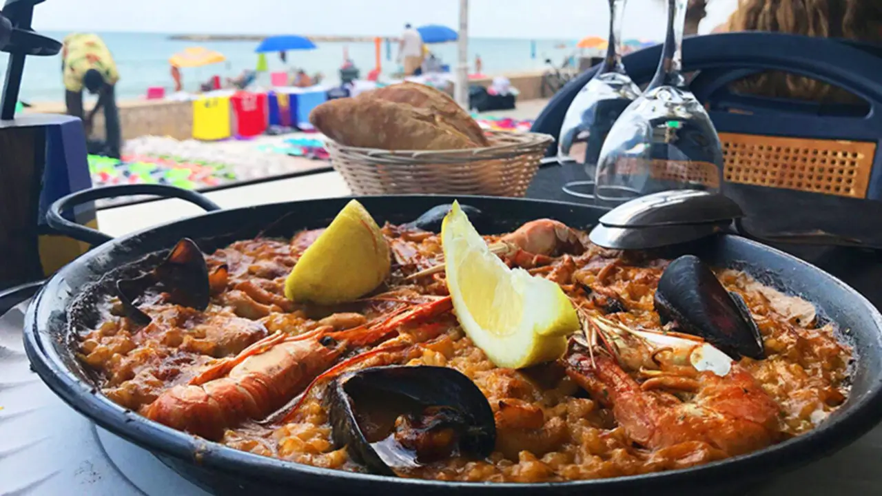 Ni Salou ni Pe&ntilde;&iacute;scola: el pueblo costero 'amado por los ma&ntilde;os' d&oacute;nde mejor se come