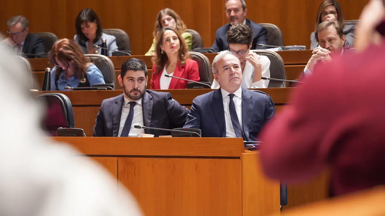 Alejandro Nolasco y Jorge Azc&oacute;n en las Cortes aragonesas