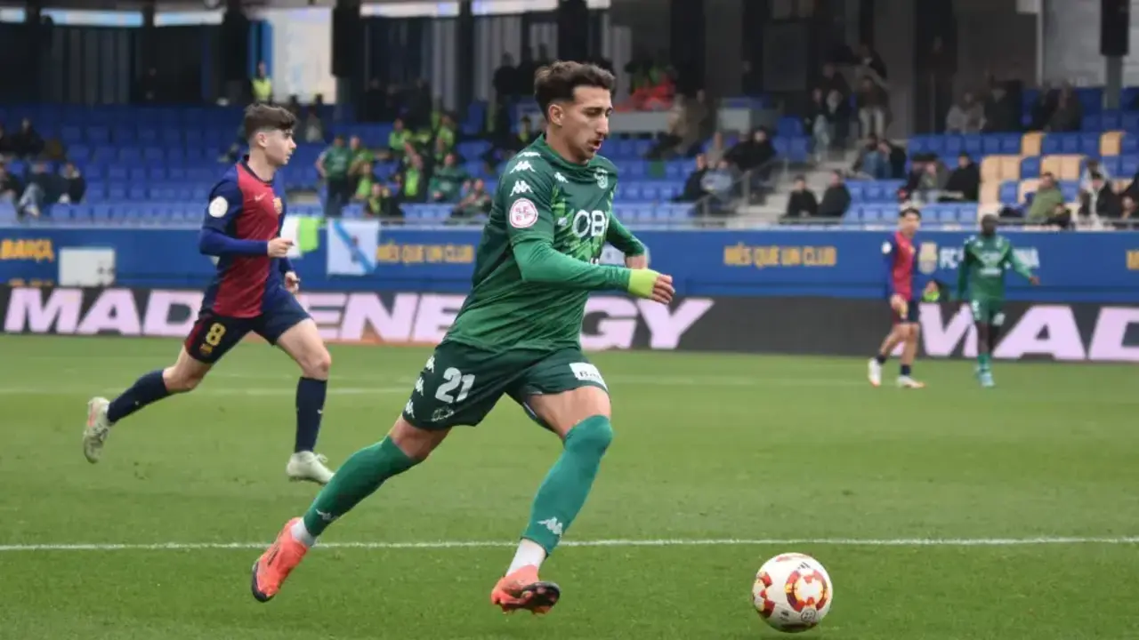 Marcos Baselga jugando un partido ante el Bar&ccedil;a B / CD Arenteiro