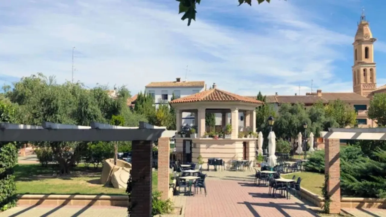 El quiosco-bar de Pina de Ebro est&aacute; situado en plena plaza de Espa&ntilde;a.