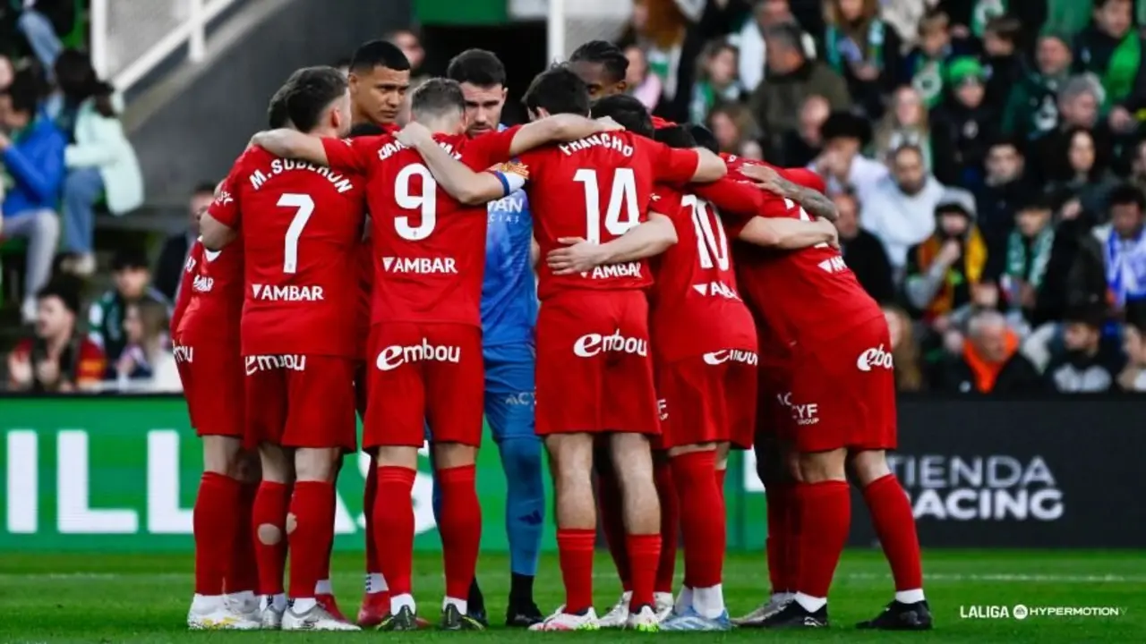 Pi&ntilde;a del Real Zaragoza antes del partido contra el Racing de Santander / LaLiga