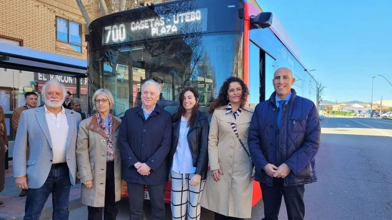El consejero L&oacute;pez y la consejera Gaudes, junto al director general de Transportes, las alcaldesas de Utebo, y Cuarte de Huerva y el alcalde ped&aacute;neo de Garrapinillos. / DGA
