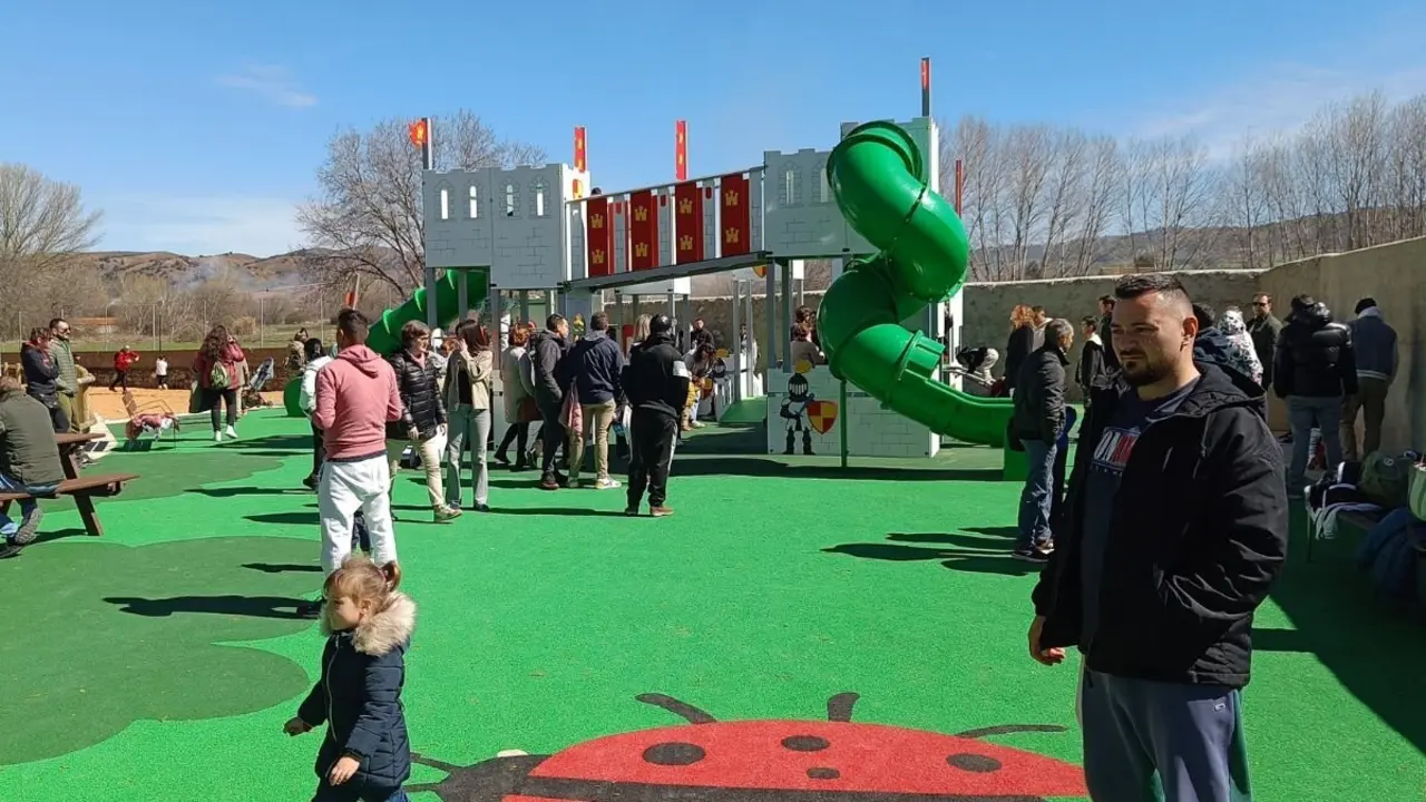 El parque municipal de Calamocha se ha ampliado con nuevos juegos infantiles y zona de calestenia.