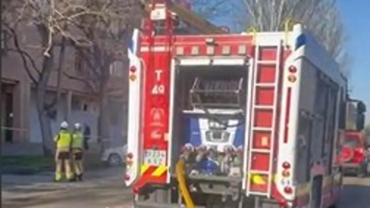 Dotaciones de Bomberos trabajan en la extinci&oacute;n del fuego. HA