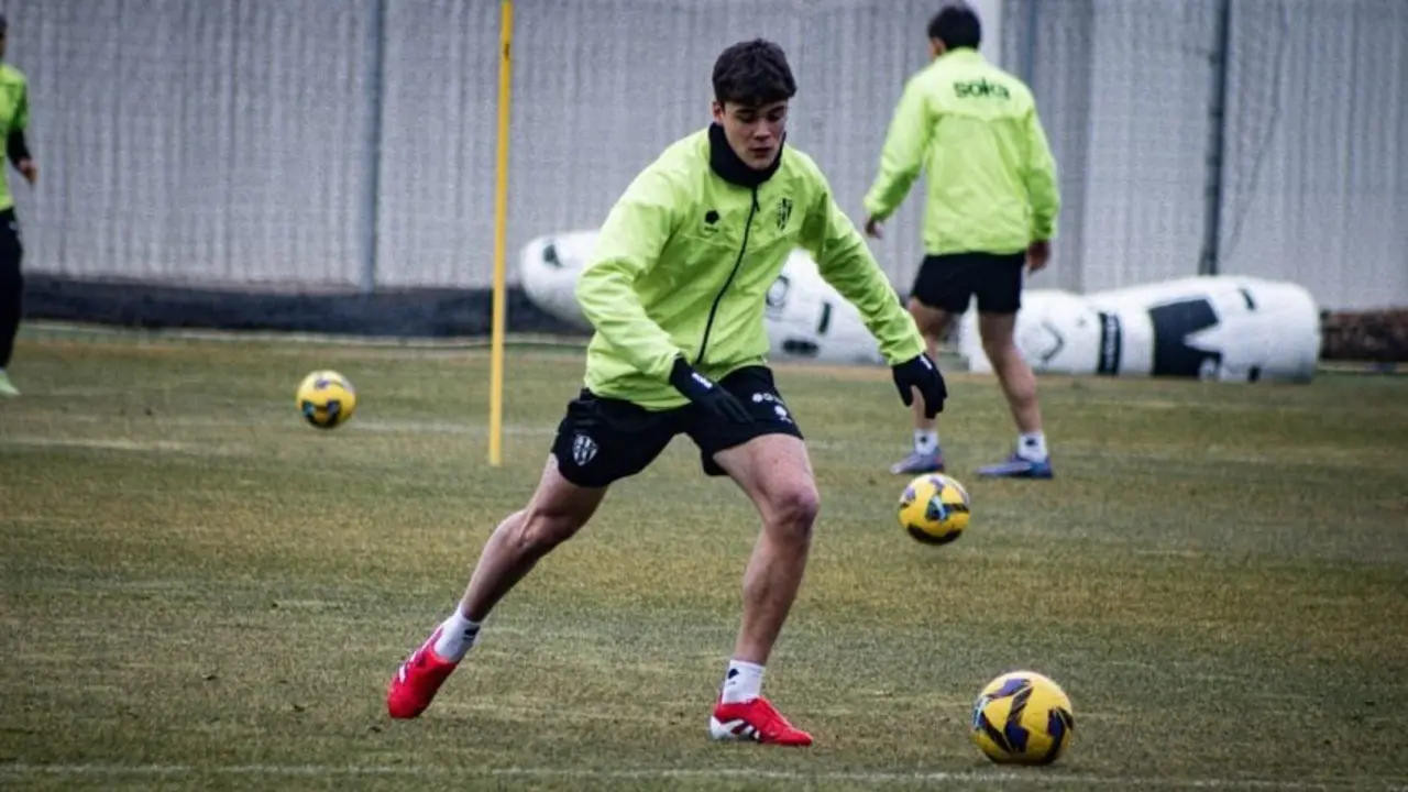 &Aacute;lex Fita durante un entrenamiento con el primer equipo / SD Huesca