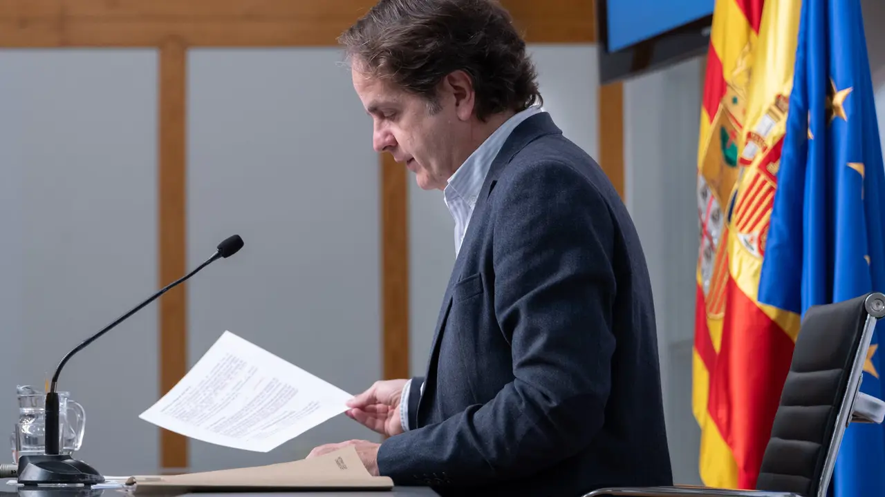 El consejero de Hacienda, Roberto Berm&uacute;dez de Castro, en la rueda de prensa de este martes en el Pignatelli