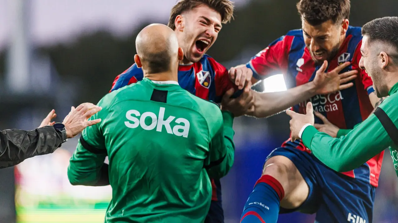 Celebraci&oacute;n de Jordi Mart&iacute;n tras su gol ante el Sporting de Gij&oacute;n / SD Huesca