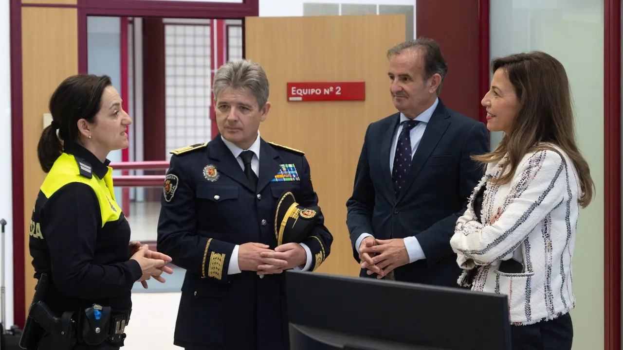 La alcaldesa de Zaragoza, Natalia Chueca, durante su visita al cuartel de la Polic&iacute;a Local de La Paz.
