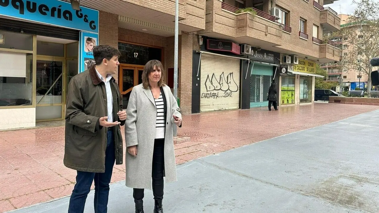 La portavoz del grupo municipal del PSOE en el Ayuntamiento de Zaragoza, Lola Ranera, y el concejal socialista, Guillermo Ortiz.