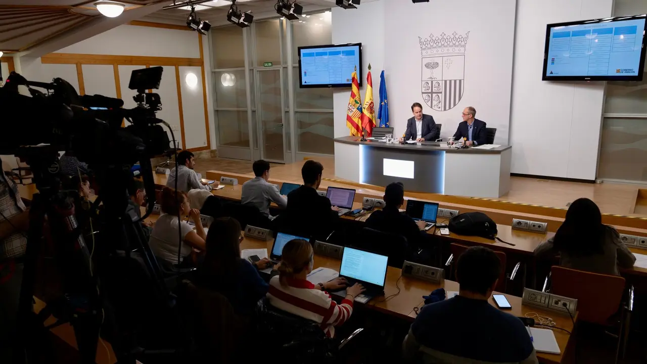 El consejero de Hacienda, Roberto Berm&uacute;dez de Castro, en la sala de prensa del Pignatelli
