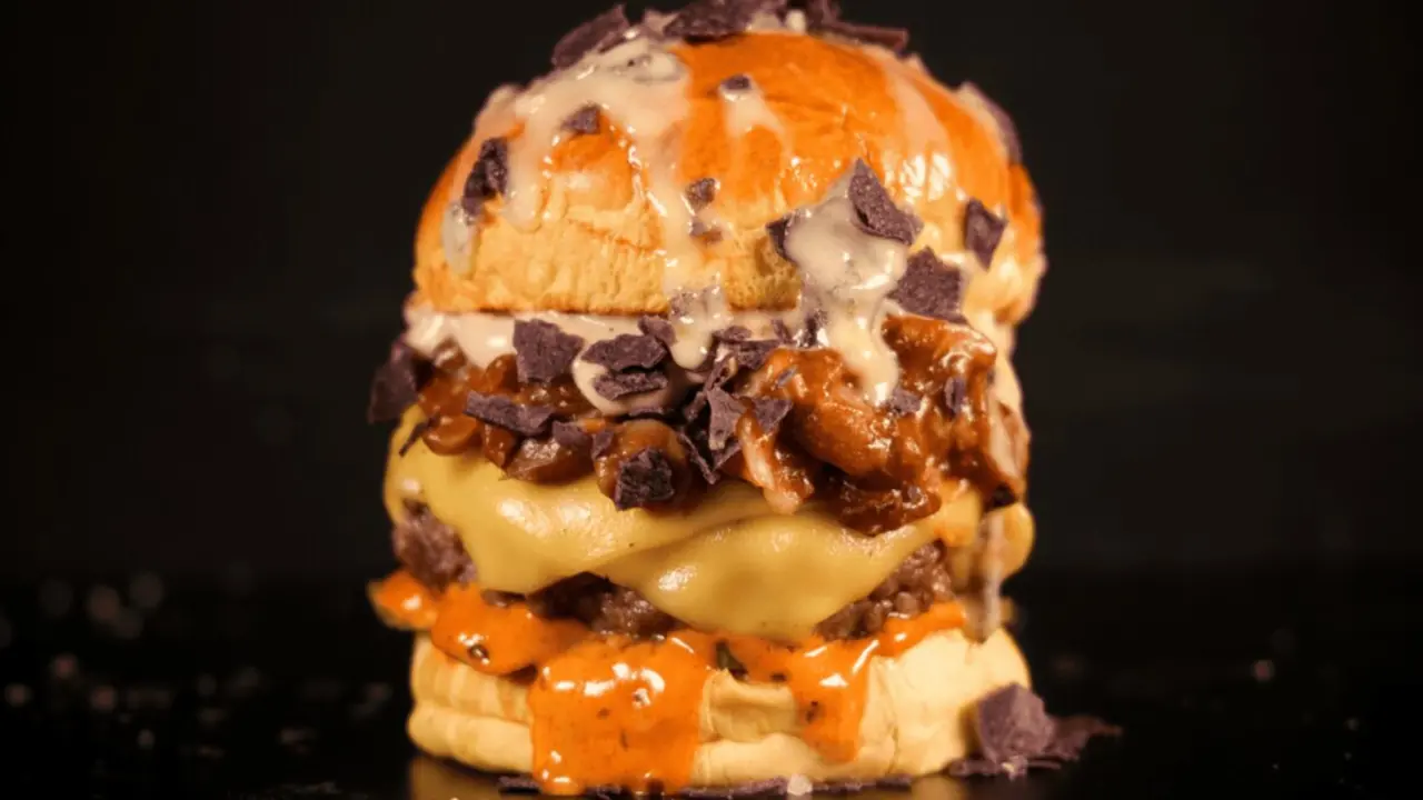 La hamburguesa que est&aacute; en Zaragoza y es casi imposible comer por su tama&ntilde;o