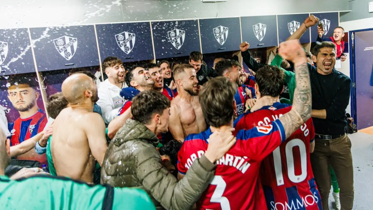 Antonio Hidalgo con los jugadores de la SD Huesca / SDH