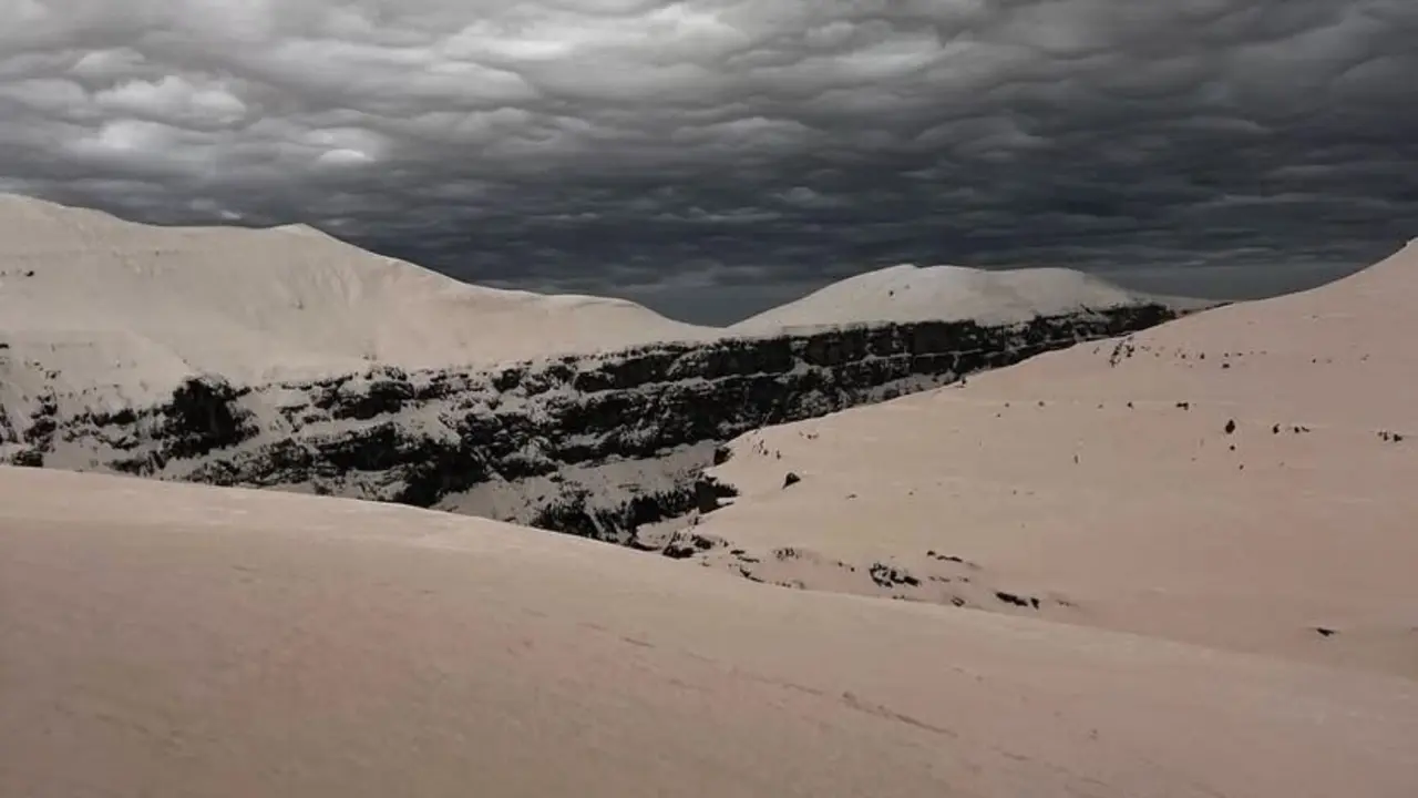 La nieve cubierta por el polvo del Sahara. / Refugio de G&oacute;riz