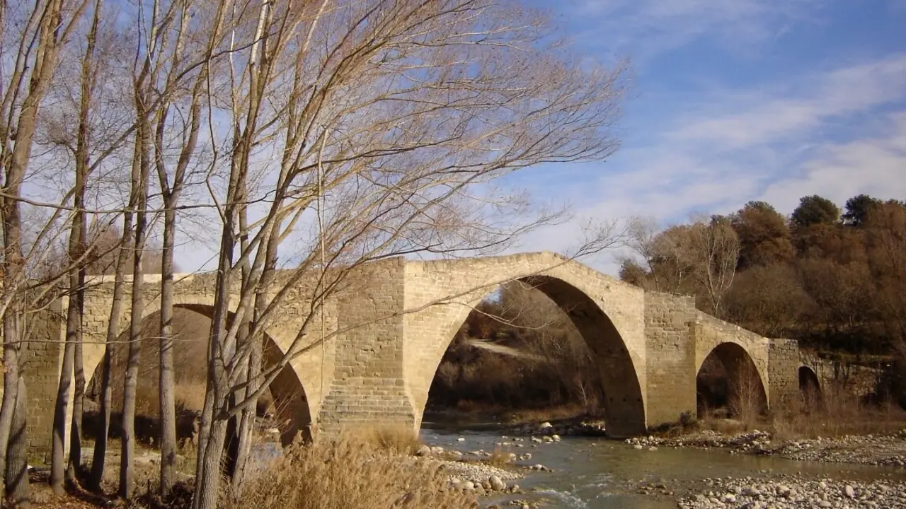 Su puente medieval es el m&aacute;s largo de Arag&oacute;n. / Turismo de Arag&oacute;n