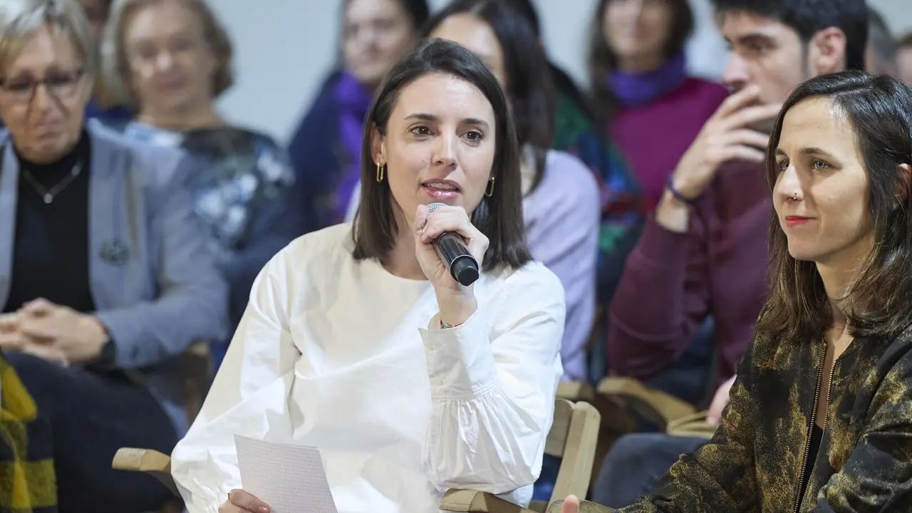 La secretaria pol&iacute;tica de Podemos y eurodiputada, Irene Montero (i), y la secretaria general de Podemos y diputada, Ione Belarra (d), durante un acto de Podemos / EP