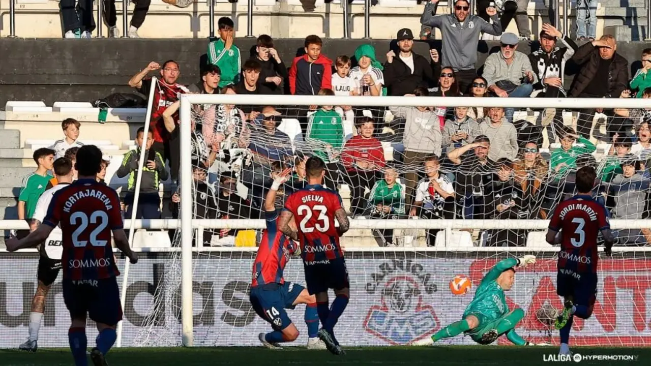 Imagen de uno de los goles del Burgos ante la SD Huesca / LaLiga