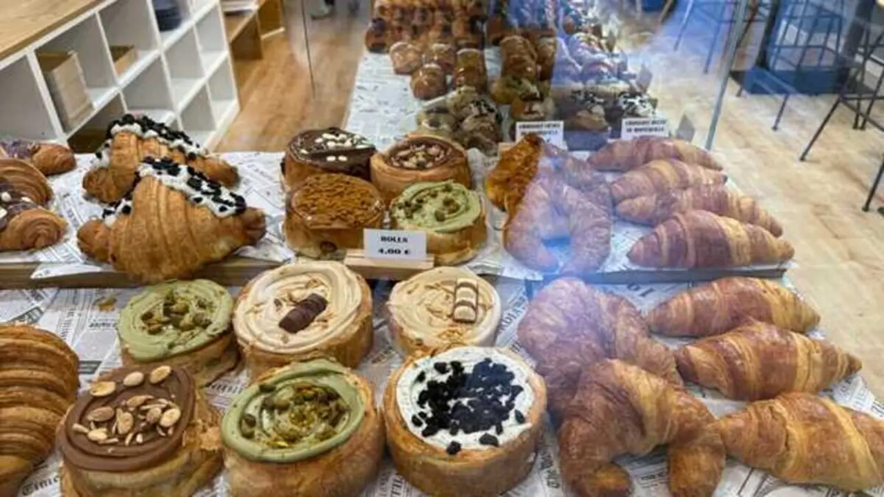 La pasteleria con tartas y croissants XXL: prohibido ir si est&aacute;s a dieta