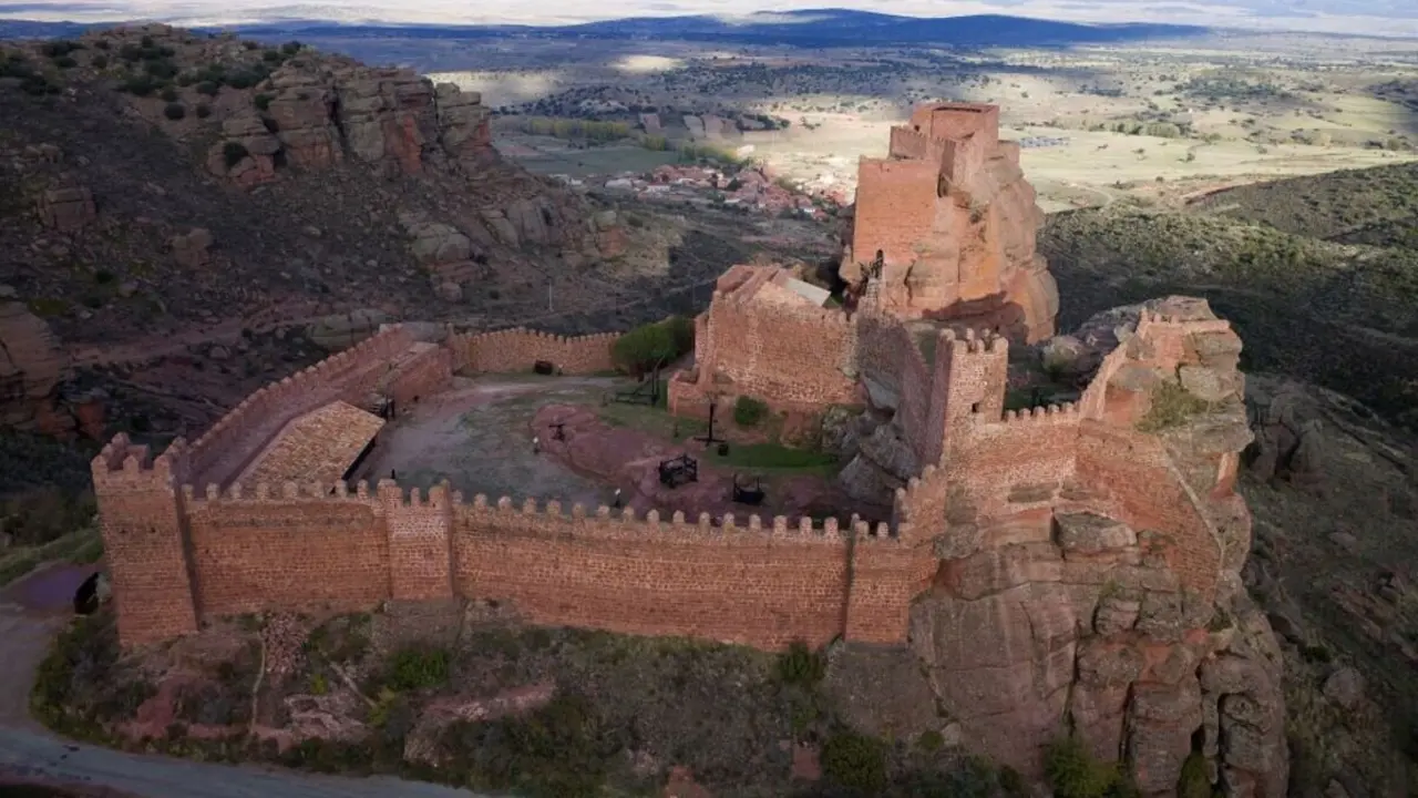 El peque&ntilde;o pueblo de Teruel 'dominado' por una torre y rodeado por dos r&iacute;os