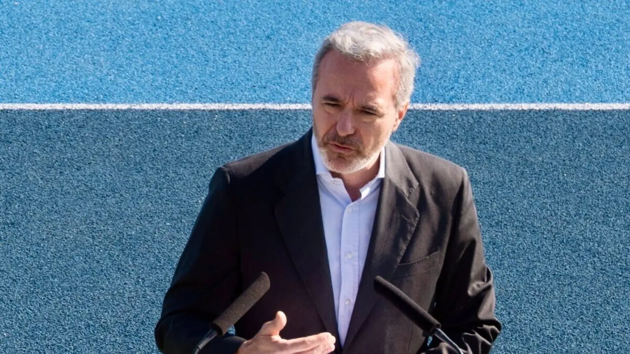 El presidente del Gobierno de Arag&oacute;n, Jorge Azc&oacute;n, en una rueda de prensa en el Centro Aragon&eacute;s del Deporte. / FABIAN SIMON
