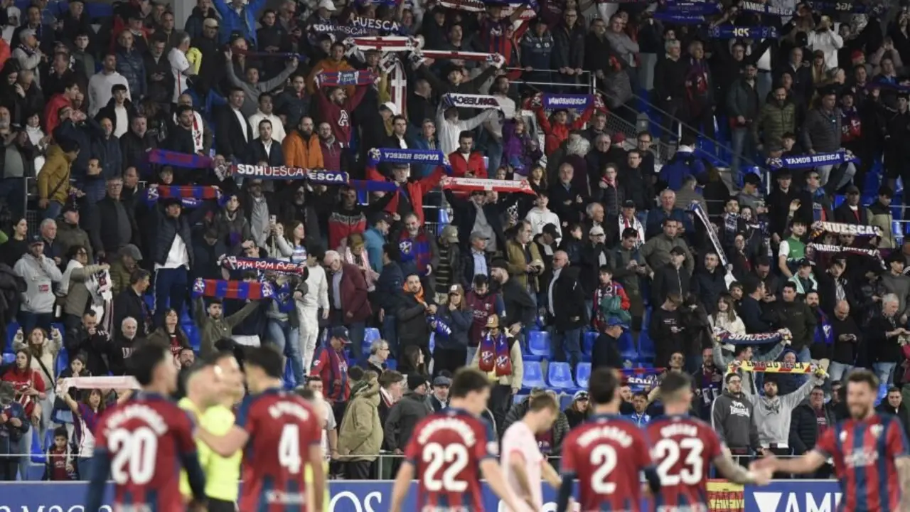 Jugadores y afici&oacute;n de la SD Huesca en la victoria ante el Sporting de Gij&oacute;n / LaLiga