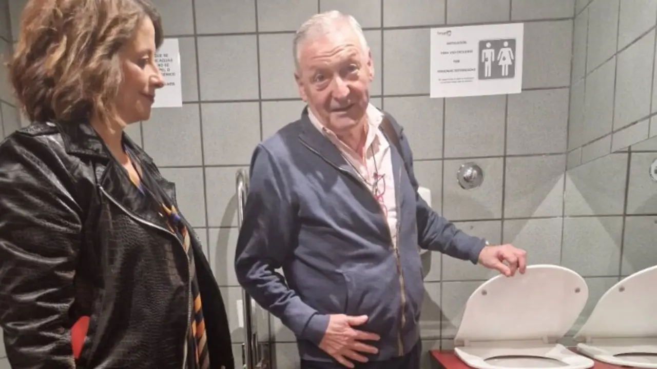 La alcaldesa de Teruel, Emma Buj, inaugura el primer ba&ntilde;o para ostomizados de Arag&oacute;n. - AYUNTAMIENTO DE TERUEL