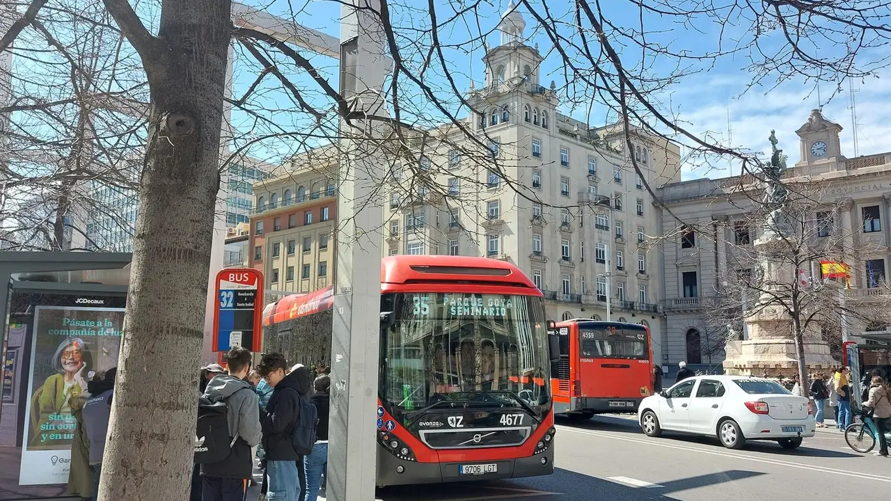 Autob&uacute;s urbano de Zaragoza en la plaza de Espa&ntilde;a, l&iacute;nea 35. / EP