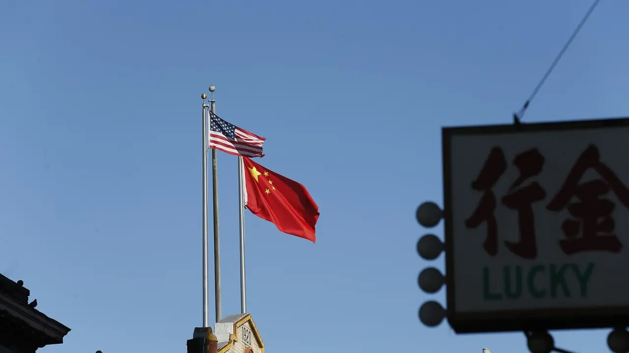 Imagen de una bandera estadounidense y una china en San Francisco - MICHAEL HO WAI LEE / ZUMA PRESS / CONTACTOPHOTO