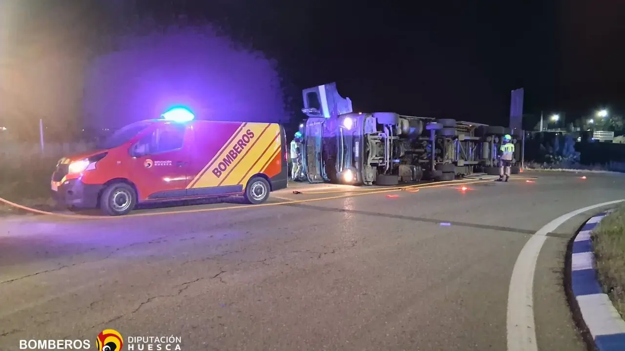 El conductor y &uacute;nico ocupante del cami&oacute;n articulado ha sido trasladado al Hospital de Barbastro. - BOMBEROS DE LA DPH