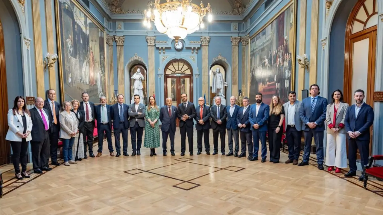 El vicepresidente primero del Senado, Javier Maroto, inaugur&oacute; la jornada con empresarios del pl&aacute;stico, como Alfonso Biel (CEO de Sphere). / Senado