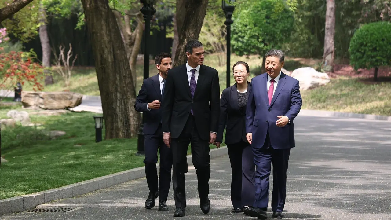 El presidente del Gobierno de Espa&ntilde;a, Pedro S&aacute;nchez (i) y el presidente de la Rep&uacute;blica Popular China, Xi Jinping (d), llegan a un encuentro en la Casa de Hu&eacute;spedes Nacional Diaoyutai - Pool Moncloa/Fernando Calvo