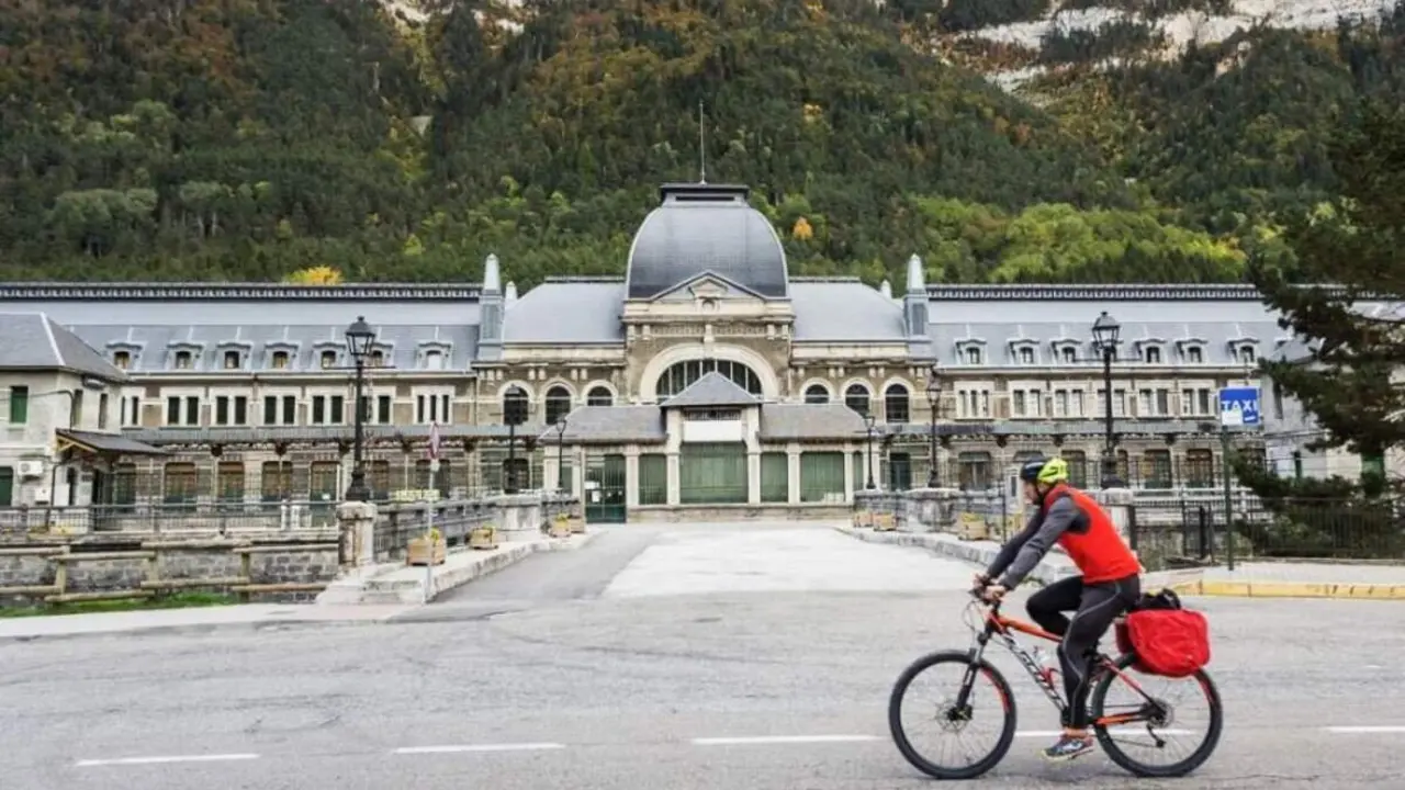 La reapertura del tren de Canfranc ya tiene fecha para unir Huesca con el Pirineo ./ Turismo de Arag&oacute;n