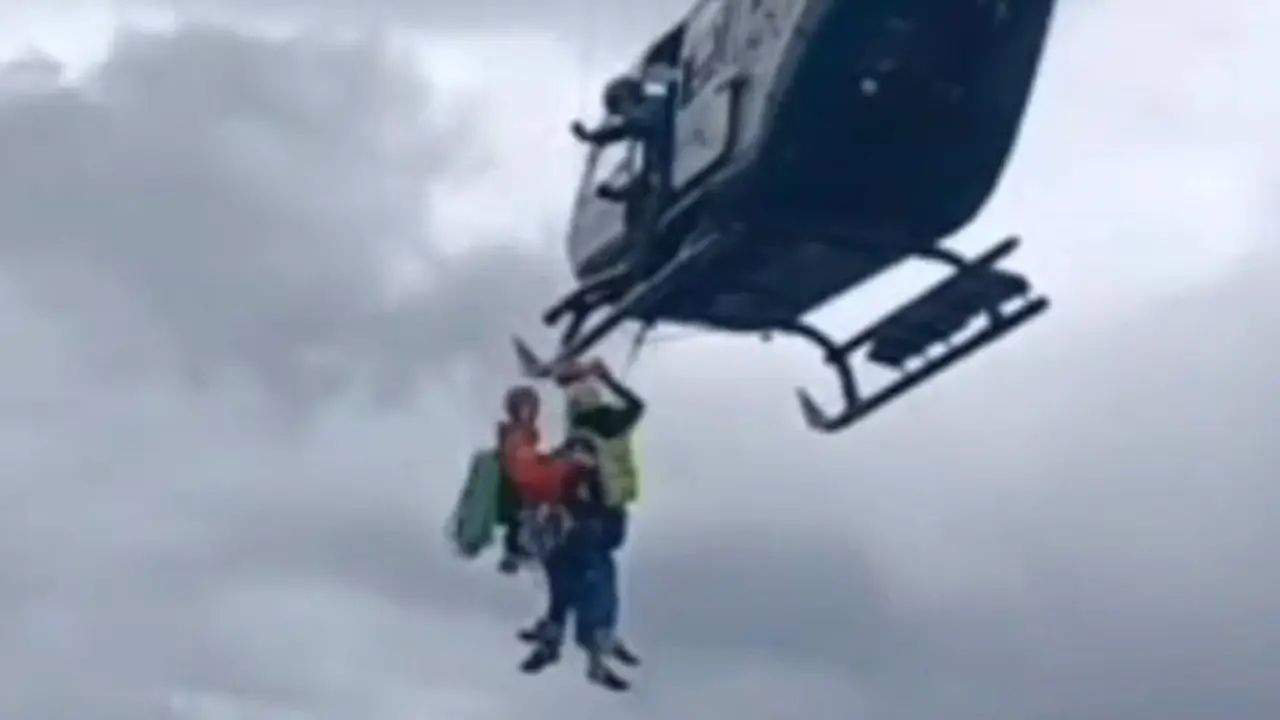 La Unidad A&eacute;rea de la Guardia Civil de Huesca rescata a dos monta&ntilde;eros, uno de ellos con una posible fisura en una costilla, en la Cresta Urquiza Olmos. / GUARDIA CIVIL