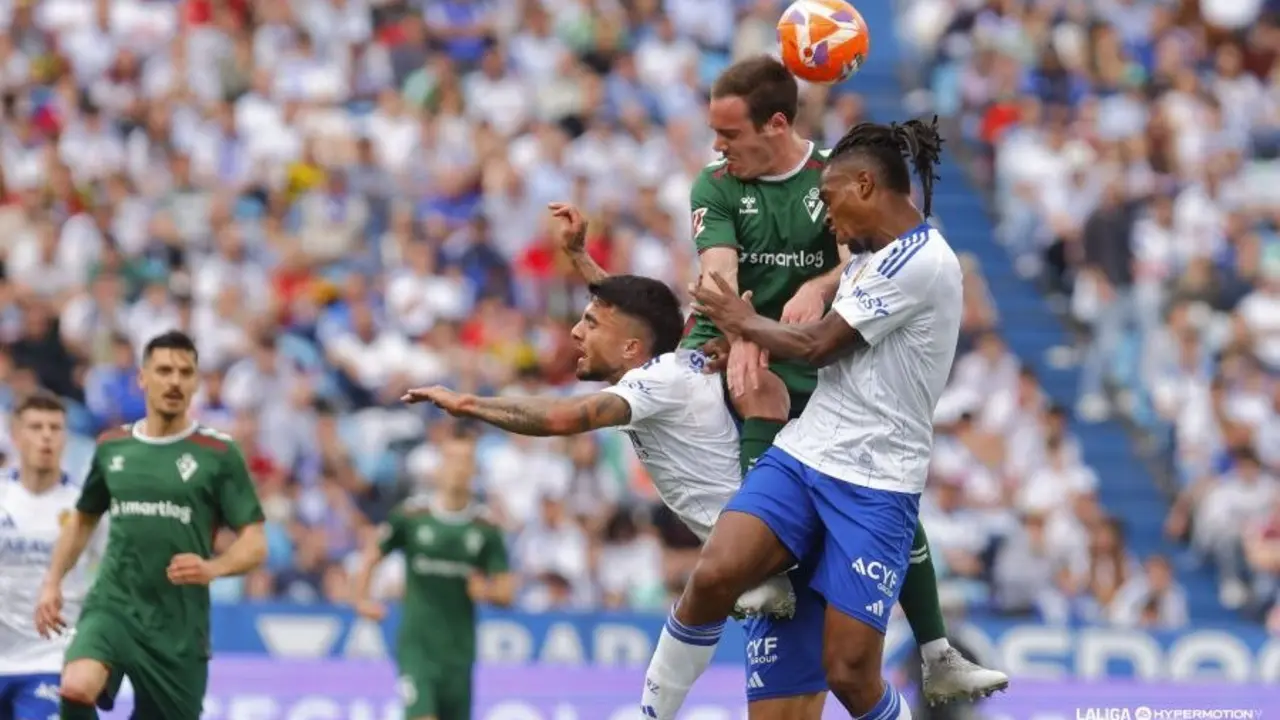 Jair Amador durante una disputa a&eacute;rea en el Real Zaragoza - Eibar / LaLiga