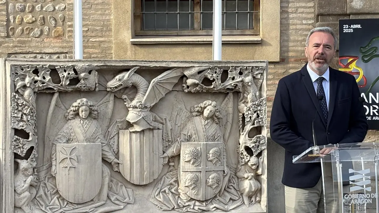 El presidente del Gobierno de Arag&oacute;n, Jorge Azc&oacute;n, en los jardines de Presidencia del Edificio Pignatelli. / CORTES DE ARAG&Oacute;N.