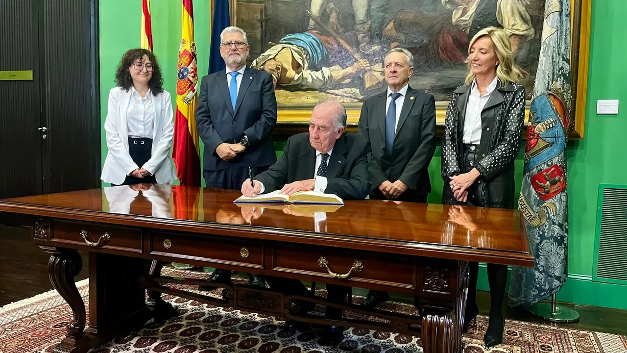 Amado Franco, durante la firma del libro de la Universidad de Zaragoza