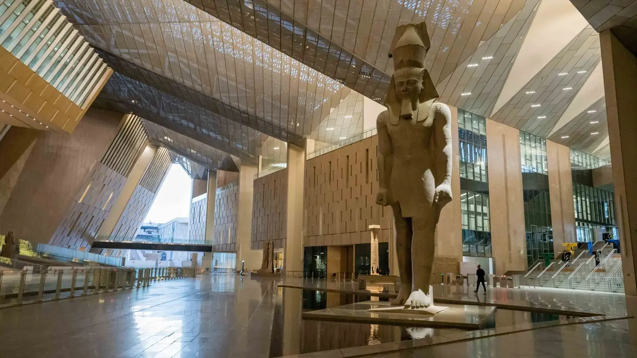 Interior del Gran Museo Egipcio.