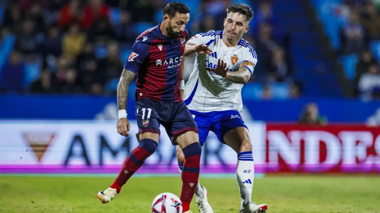 Levante y Llu&iacute;s L&oacute;pez durante el partido de ida entre Real Zaragoza y Levante / LaLiga