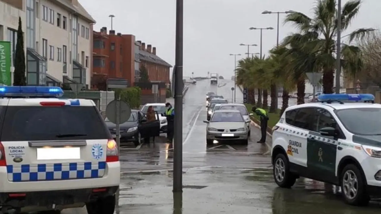 Imagen de archivo de un control policial de la Polic&iacute;a Local de Utebo con la Guardia Civil/ Sucesos Utebo