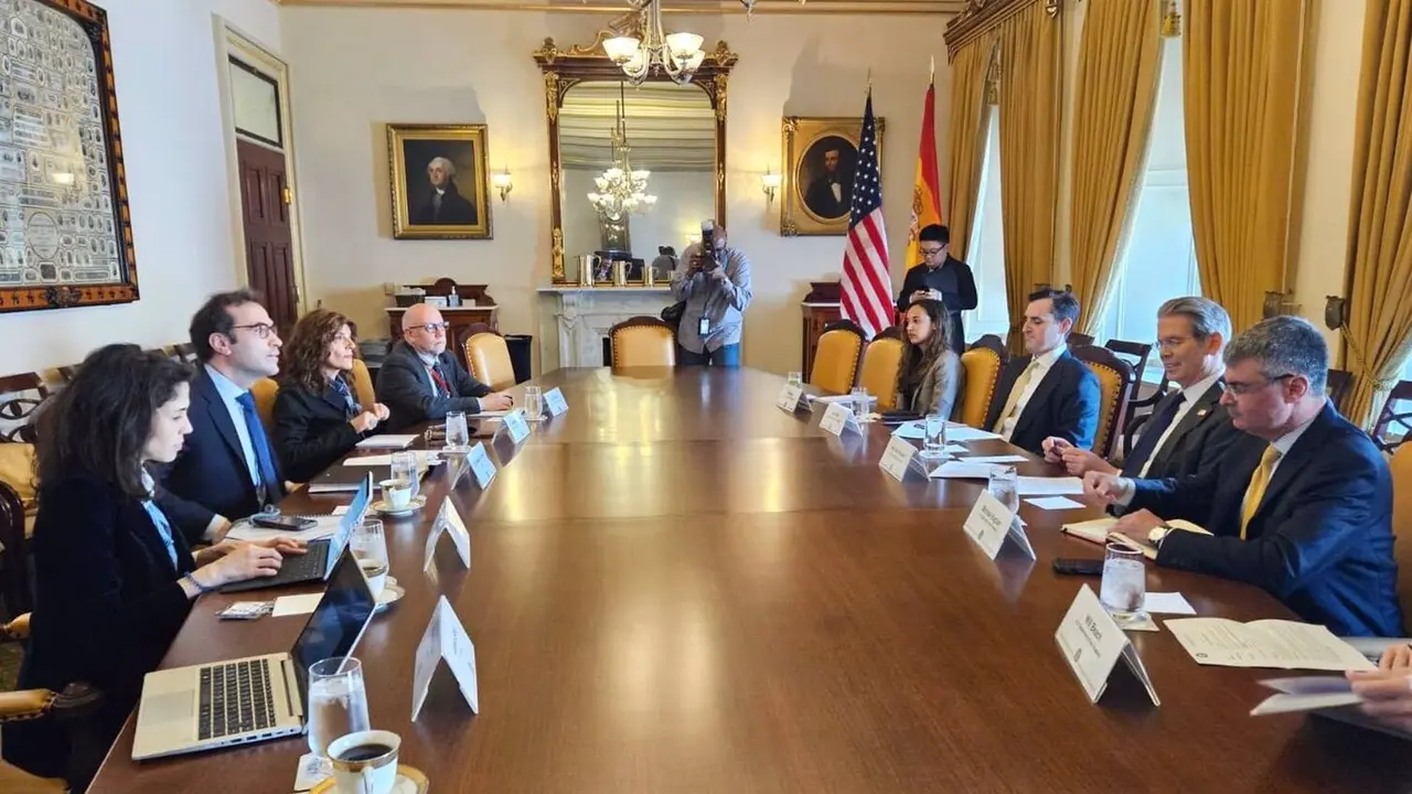 El ministro de Econom&iacute;a, Comercio y Empresa, Carlos Cuerpo (2i), durante su reuni&oacute;n con el secretario del Tesoro de Estados Unidos, Scott Bessent (2d) en Washington (Estados Unidos). - Ministerio de Econom&iacute;a