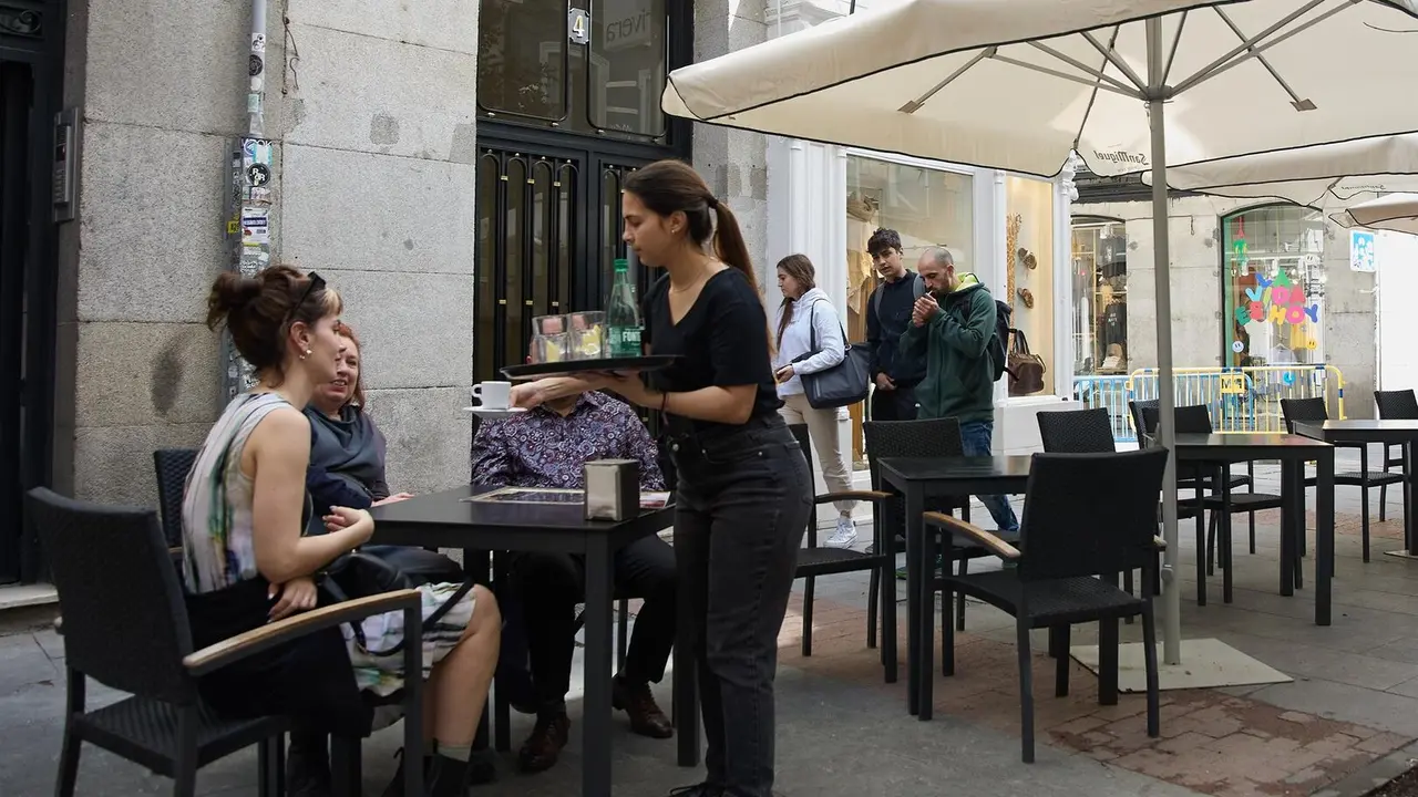 Ambiente en una terraza de un bar/EP